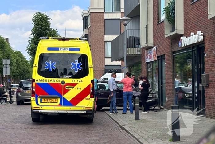 Automobilist rijdt tegen pand van pizzeria