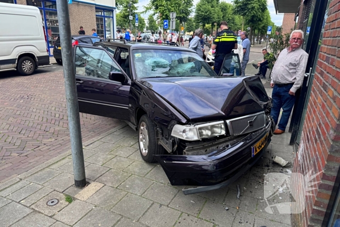 Automobilist rijdt tegen pand van pizzeria