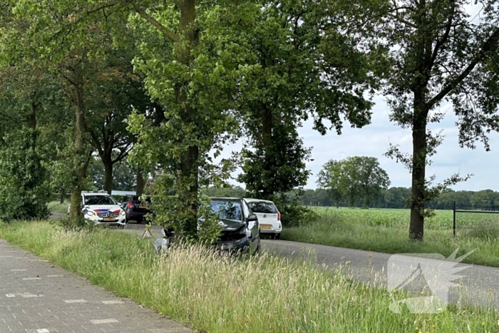 Bestuurder ramt boom en verdwijnt spoorloos