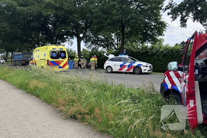 Bestuurder op slag dood na crash tegen boom