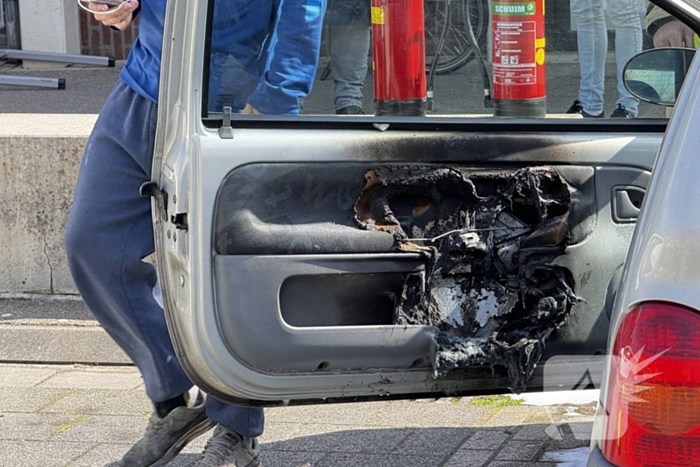 Brand in autodeur snel geblust