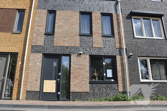 Woning beschadigd na explosie, politie verzegelt pand