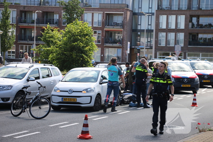 Scooterrijder botst achterop auto