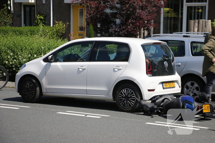 Scooterrijder botst achterop auto