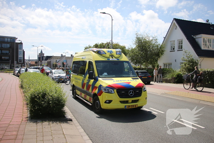 Scooterrijder botst achterop auto