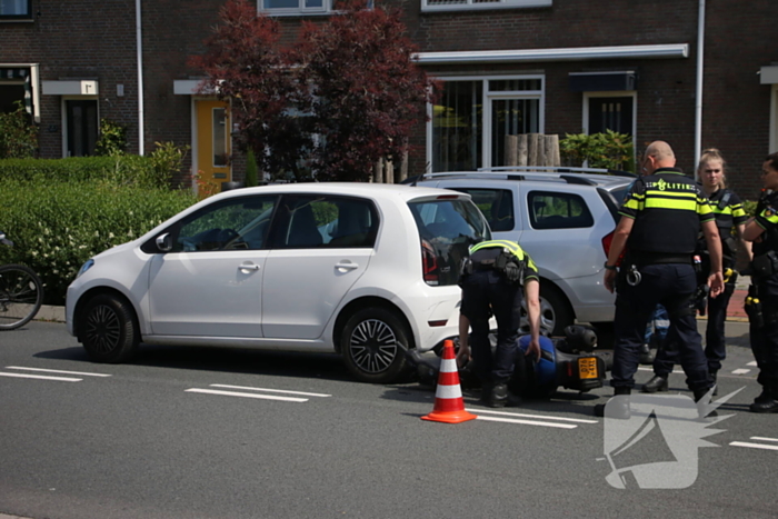 Scooterrijder botst achterop auto