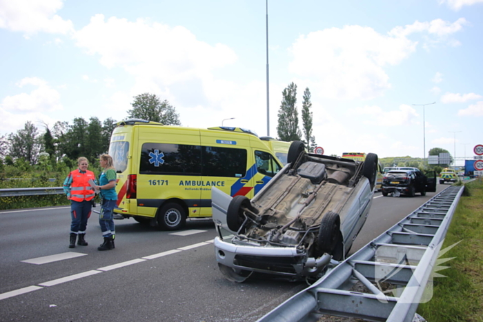 Auto belandt op kop na ongeval snelweg