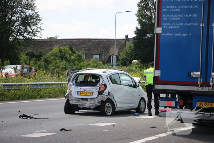 Auto belandt op kop na ongeval snelweg
