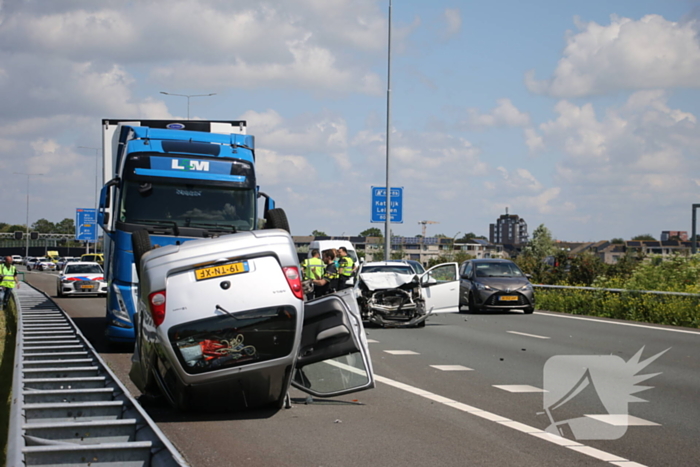 Auto belandt op kop na ongeval snelweg
