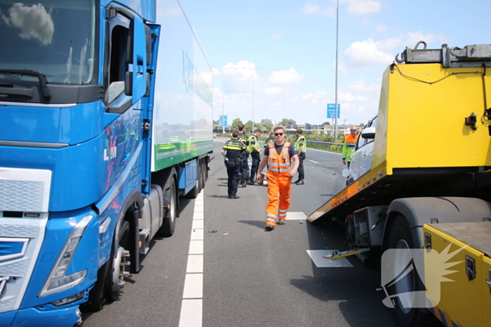 Auto belandt op kop na ongeval snelweg