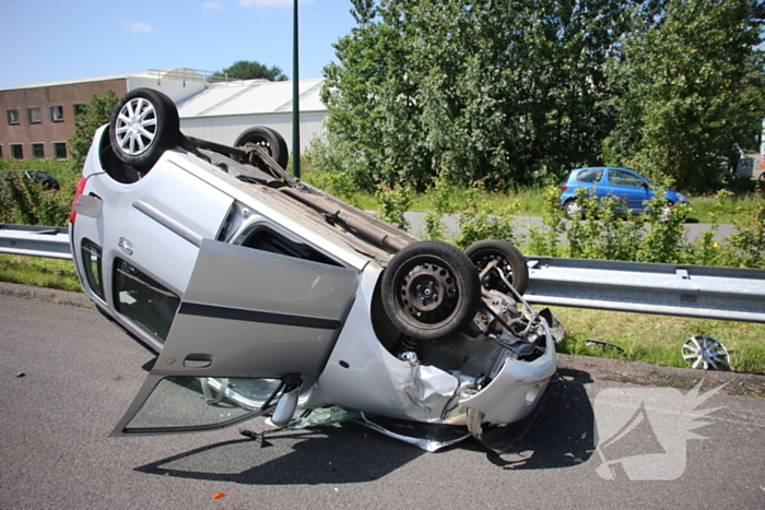 Auto belandt op kop na ongeval snelweg