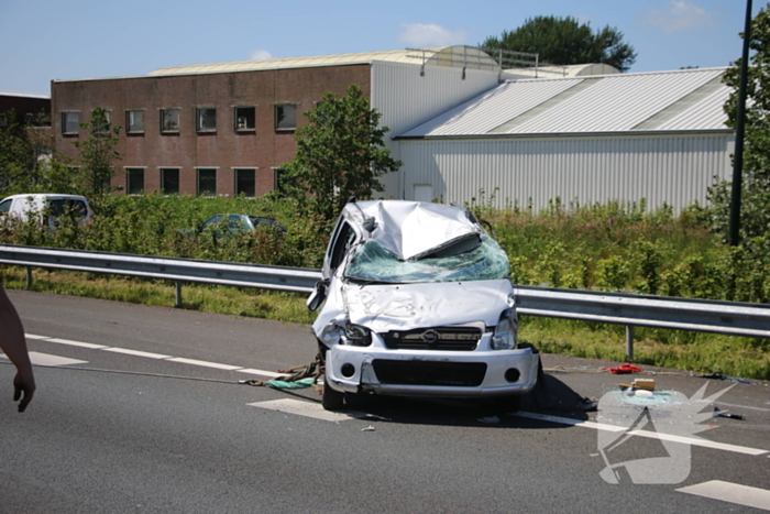 Auto belandt op kop na ongeval snelweg