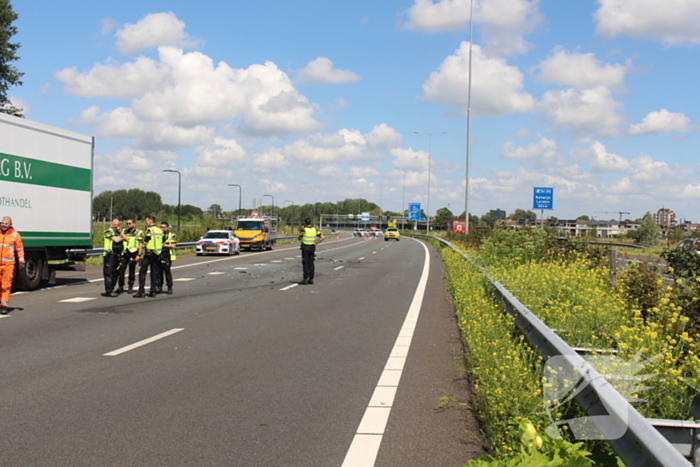 Auto belandt op kop na ongeval snelweg