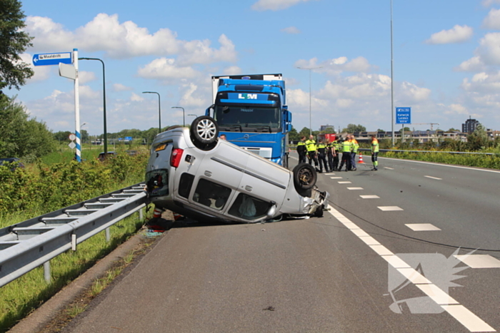 Auto belandt op kop na ongeval snelweg