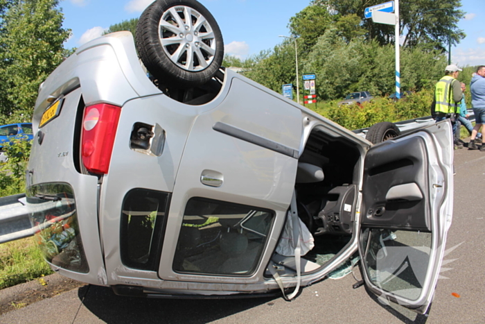 Auto belandt op kop na ongeval snelweg
