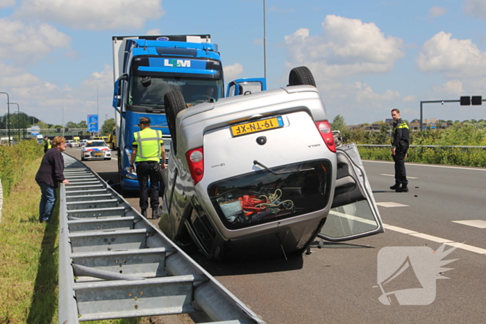 Auto belandt op kop na ongeval snelweg
