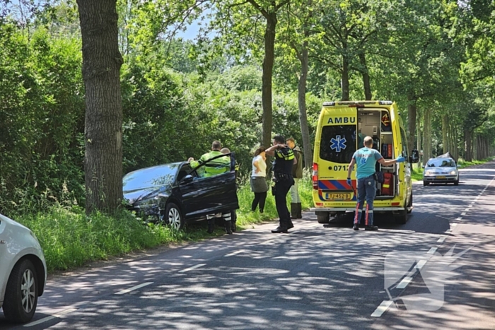 Bestuurder belandt tegen boom met auto