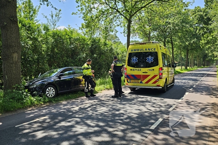 Bestuurder belandt tegen boom met auto