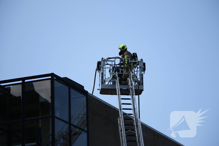 Brand op vijfde verdieping, veel hulpdiensten aanwezig