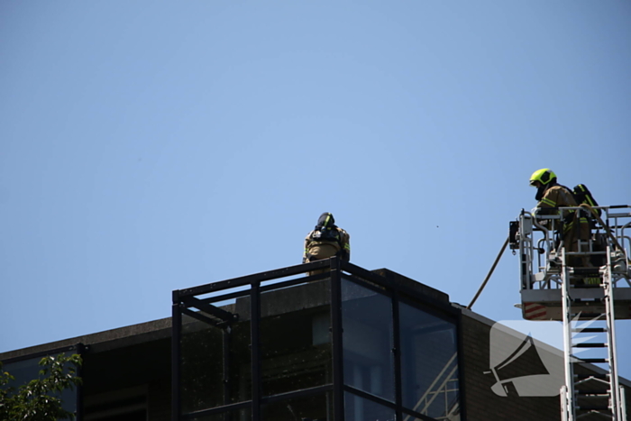 Brand op vijfde verdieping, veel hulpdiensten aanwezig