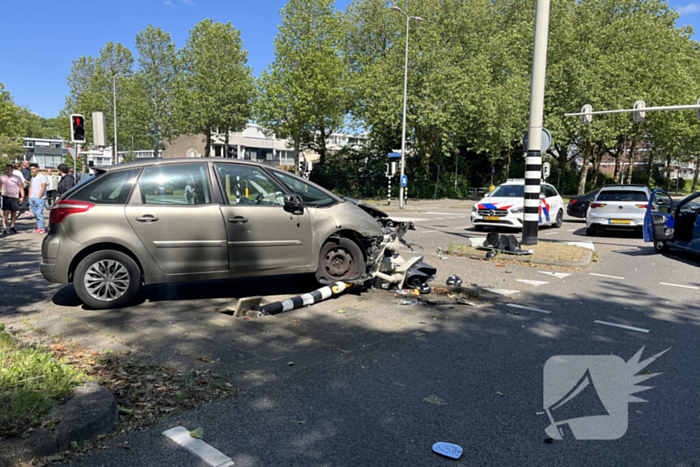Forse schade bij aanrijding tussen twee auto's