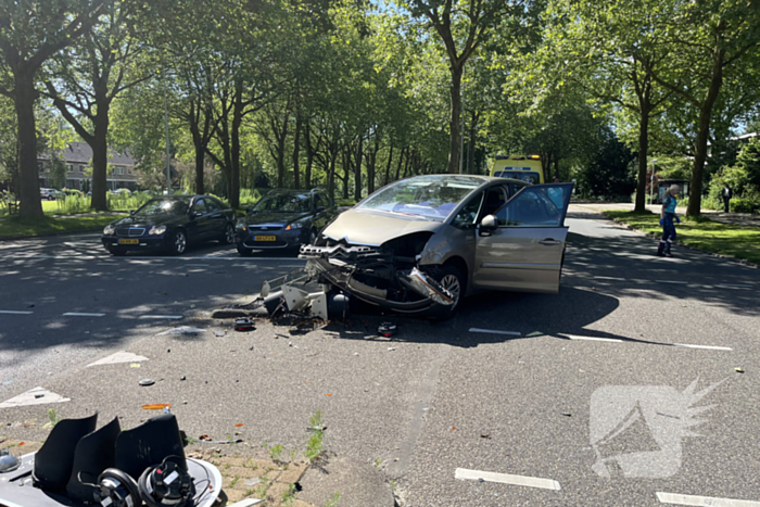 Forse schade bij aanrijding tussen twee auto's