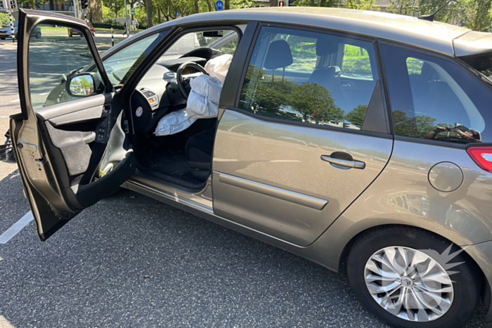 Forse schade bij aanrijding tussen twee auto's