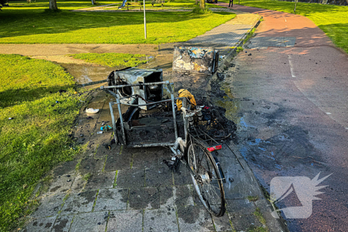 Bakfiets met twee wasmachines in lichterlaaie