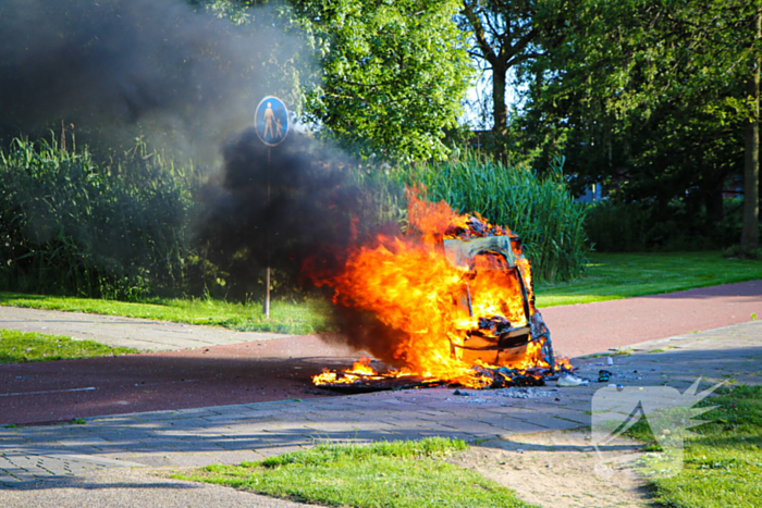 Bakfiets met twee wasmachines in lichterlaaie