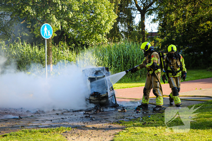 Bakfiets met twee wasmachines in lichterlaaie