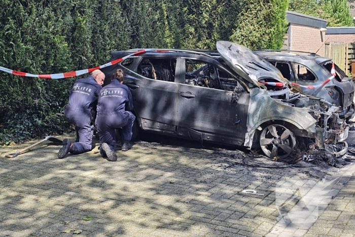 Na dagen van onrust, twee auto's afgebrand