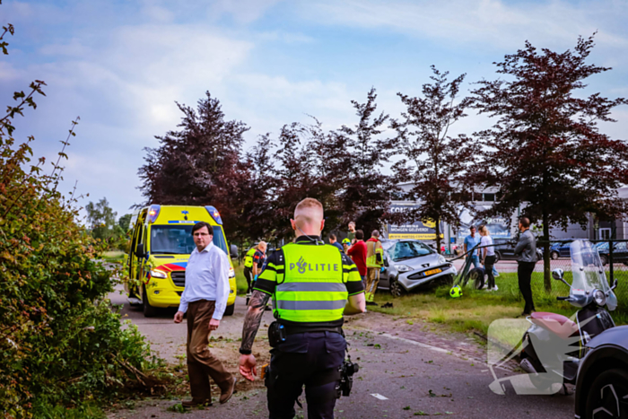 Reanimatie nadat auto tot stilstand komt in hek