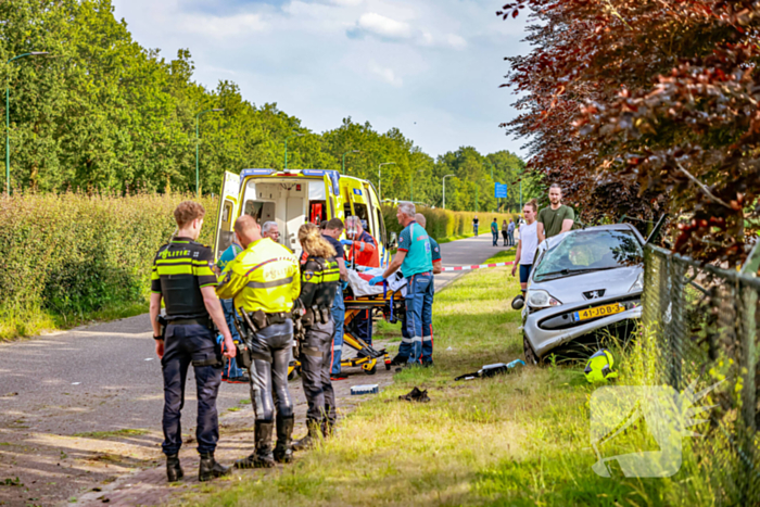 Reanimatie nadat auto tot stilstand komt in hek