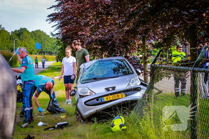 Reanimatie nadat auto tot stilstand komt in hek