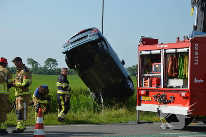 Hulpdiensten groots ingezet voor voertuig te water