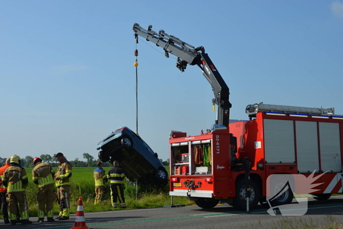 Hulpdiensten groots ingezet voor voertuig te water