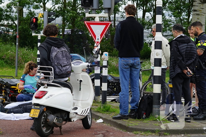 Scooterrijder gewond bij aanrijding met bestelbus
