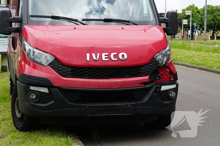 Scooterrijder gewond bij aanrijding met bestelbus