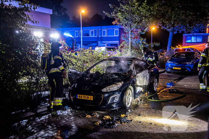 Auto gaat in vlammen op