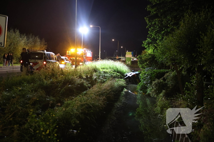 Auto in de sloot na rit met hoge snelheid, bestuurder naar bureau