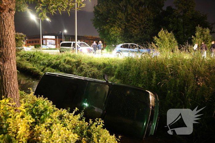Auto in de sloot na rit met hoge snelheid, bestuurder naar bureau