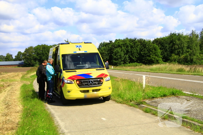 Motor bestuurder verliest passagier tijdens keren