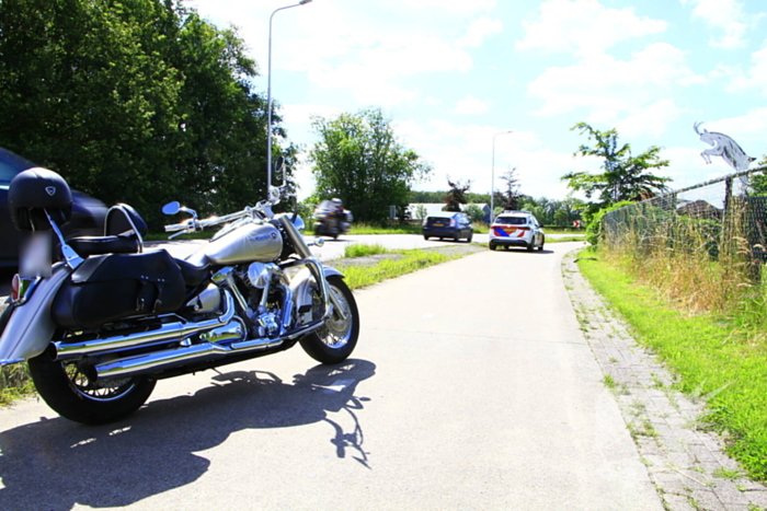 Motor bestuurder verliest passagier tijdens keren