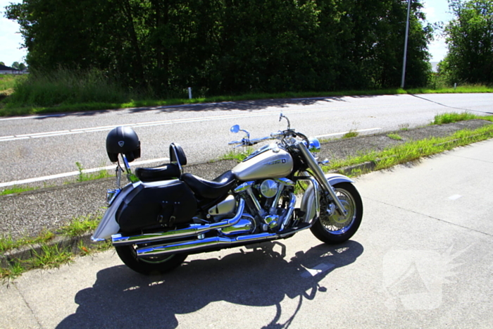 Motor bestuurder verliest passagier tijdens keren