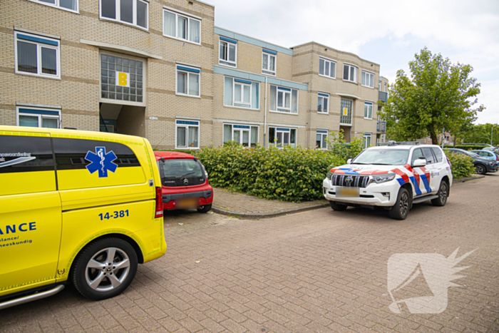 Persoon zwaargewond na val uit raam