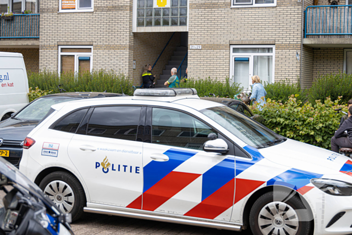 Persoon zwaargewond na val uit raam