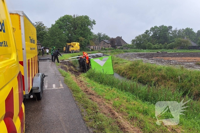 Vrachtwagen belandt in sloot na uitwijkmanoeuvre