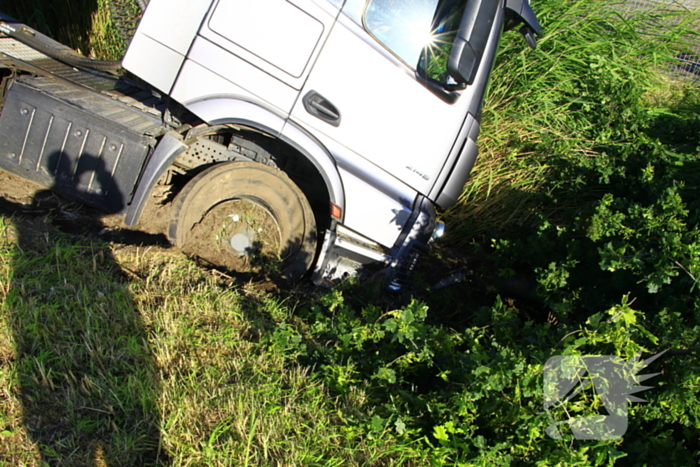 Vrachtwagen in de sloot na ongeval