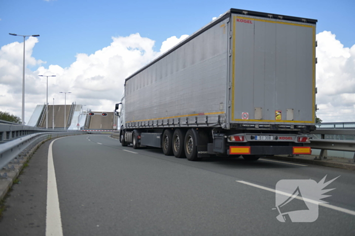Máximabrug afgesloten wegens defect, verkeer tijdelijk gestrand