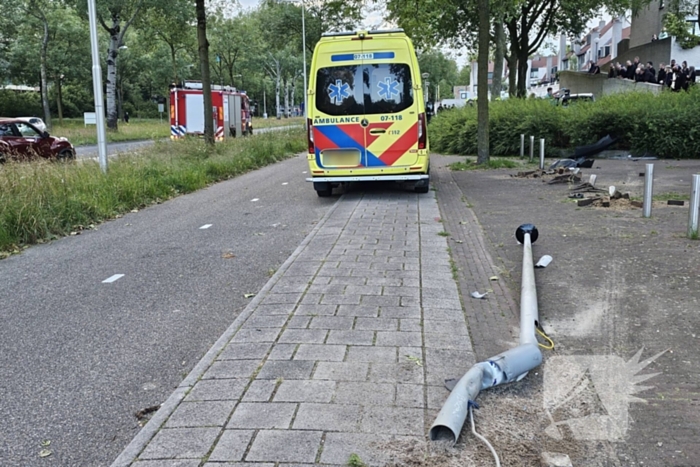 Chaos bij eenzijdig ongeval, bestuurder rijdt meerdere palen uit de grond